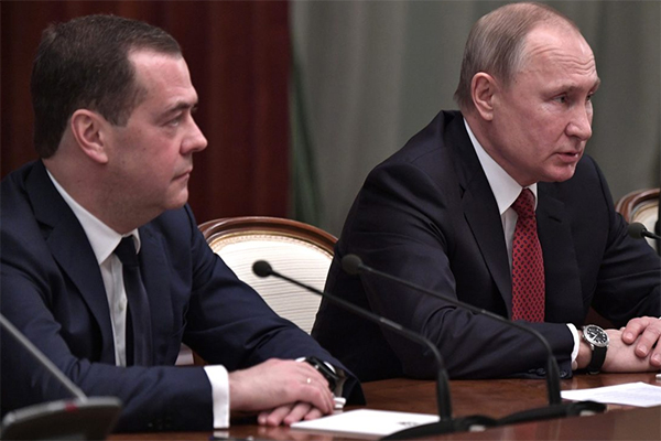 Отставка Медведева: Россия готовится к войне