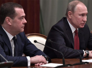 Отставка Медведева: Россия готовится к войне